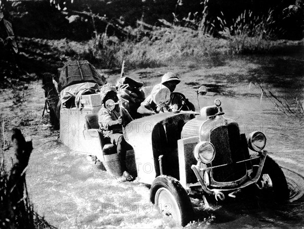 La croisière noire traversant la rivière Ruaba