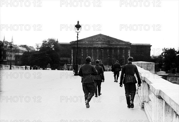 German soldiers walking on the Concorde bridge in Paris