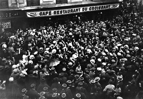 Anniversary of Jean Jaurès assassination: a crowd gathered in front of the café du Croissant