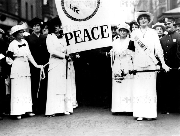 Women demonstrating against the World War I