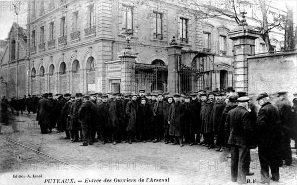 Entrée des ouvriers de l'Arsenal à Puteaux