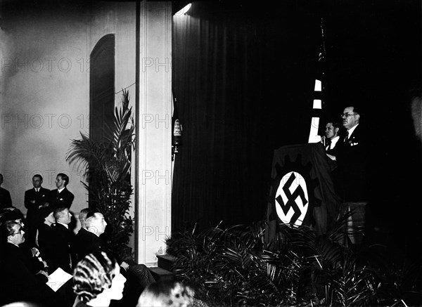 Schleicher delivering a speech at the siege of the national socialist party in France, 1937
