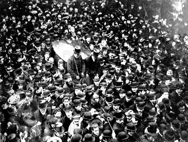 Separation of church and state: faithfuls escorting the cardinal Richard