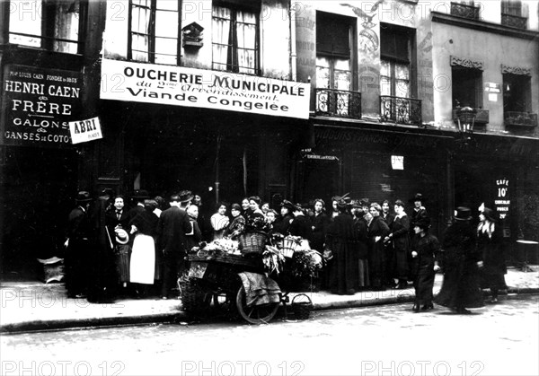 Restriction pendant et après la guerre : Queue devant la boucherie municipale