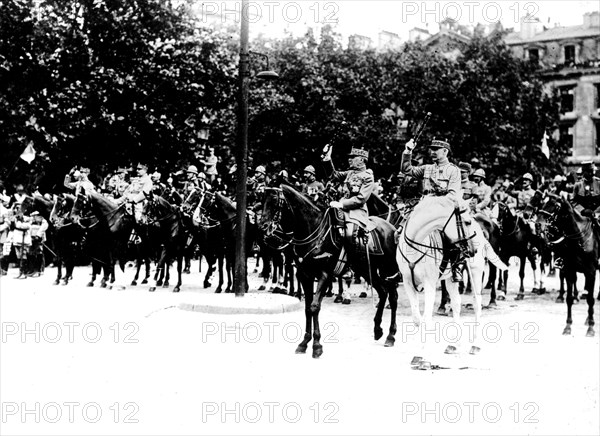 Le défilé de la victoire à Paris : Foch, Pétain et Weygand