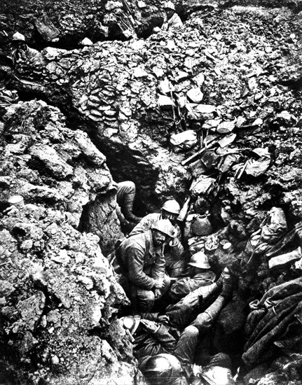 Soldiers in a trench waiting for another ennemy attack