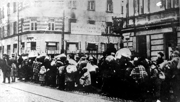 Ghetto de Varsovie. Un convoi à l'entrée du ghetto