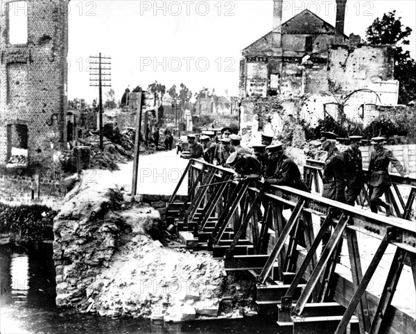 Le roi d'Angleterre, George V et le Prince de Galles sur les ruines du pont de Péronne (Somme)