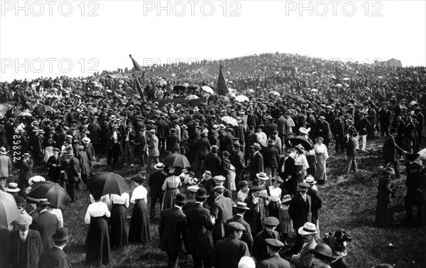 Tribune féminine à la manifestation contre la loi des trois ans, 1913