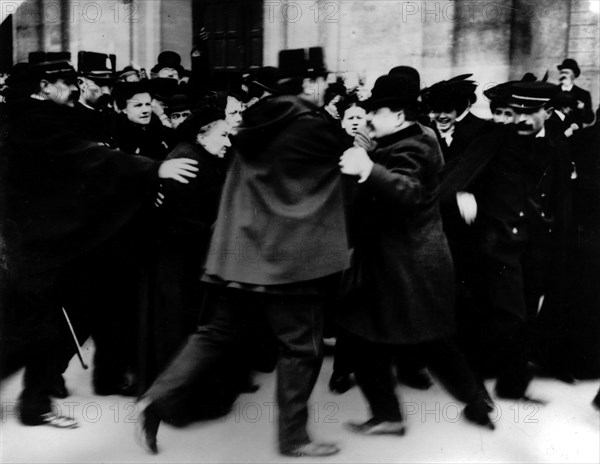 Manifestation devant Notre-Dame des Champs, 1904
