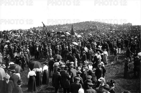 Women demonstrating at the Pré Saint-Gervais against the '3 year law', 1913