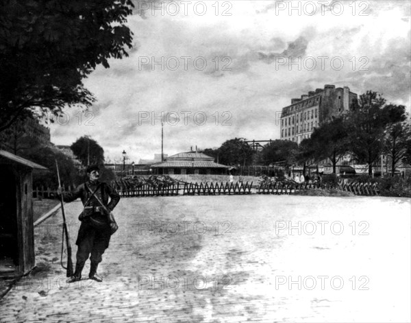 La défense de Paris. Les chevaux de frise et les arbres abattus, porte de Vincennes