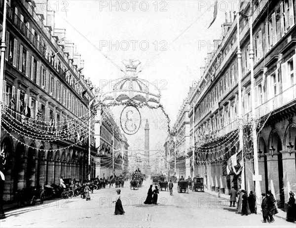 Vue de la rue de Castiglione décorée pour la visite d'Edouard VII à Paris