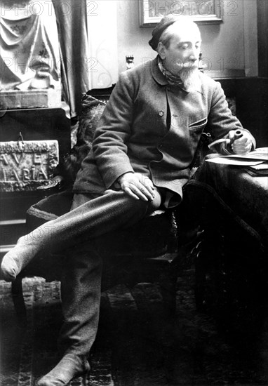 Anatole France à son bureau