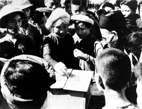 Under the Vietnamese Republican democratic government, both men and women take part in the elections (1954)