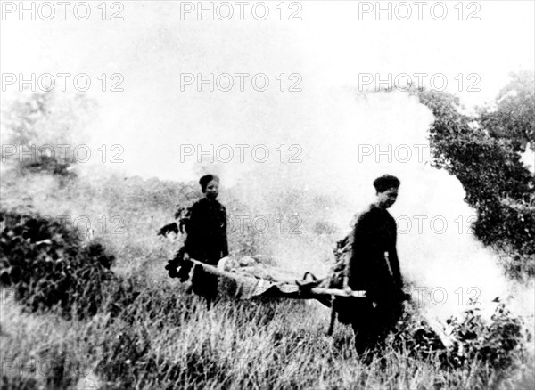 Femmes vietnamiennes bravant le feu des soldats français (1954)