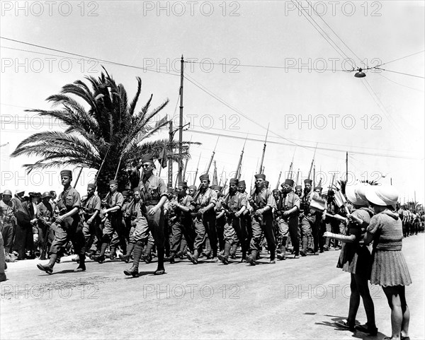 French children waving at colonial troops in Tunis (1943)