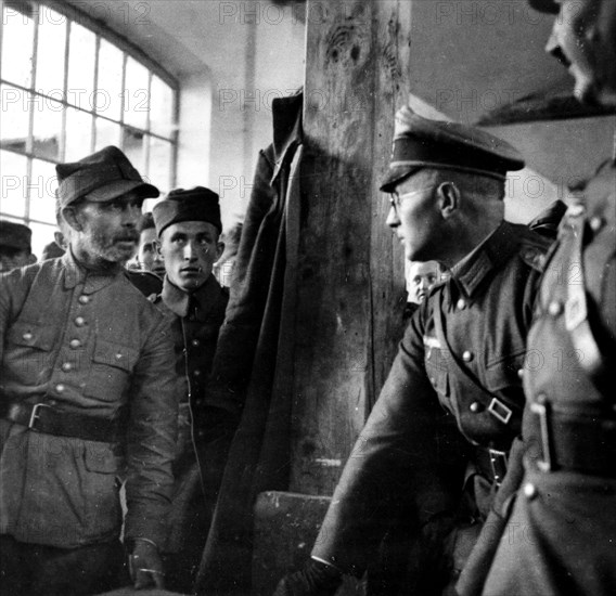 Prisonnier polonais interrogé par des officiers allemands
