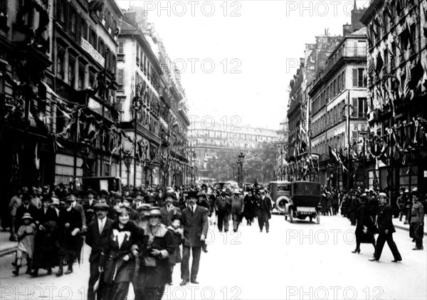 Le défilé de la victoire à Paris : La foule après le défilé des troupes