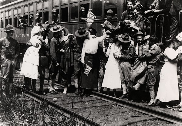 Femmes faisant leurs adieux aux soldats