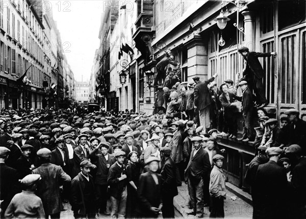 Crowd waiting for a special edition newspaper, 1914