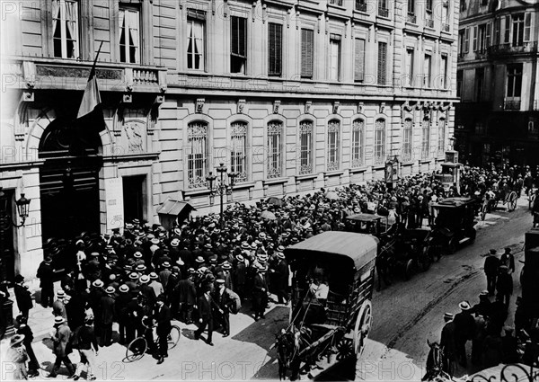 La foule massée devant la Banque de France, 1914