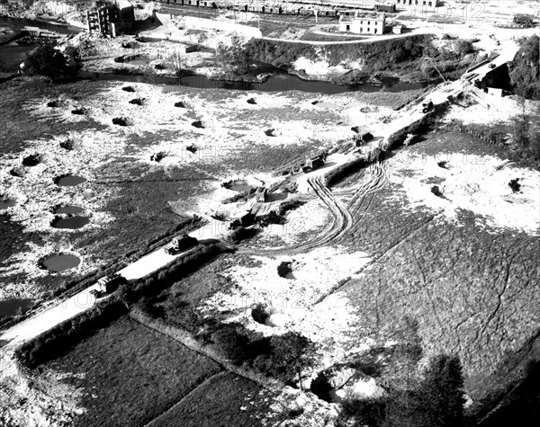 Débarquement en Normandie. La route de Coutances bombardée (1944)