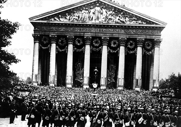 Place de la Madeleine, le défilé des troupes françaises, 1919