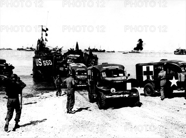 Débarquement en Normandie. Arrivée des ambulances américaines en France, 1944