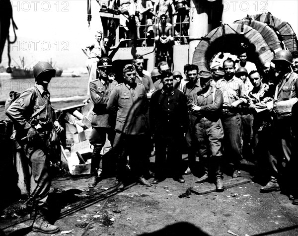 Soldats et officiers nazis faits prisonniers dans le sud de la France (1944)