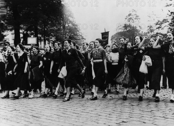 Manifestation de femmes au Mur des fédérés à Paris en 1936