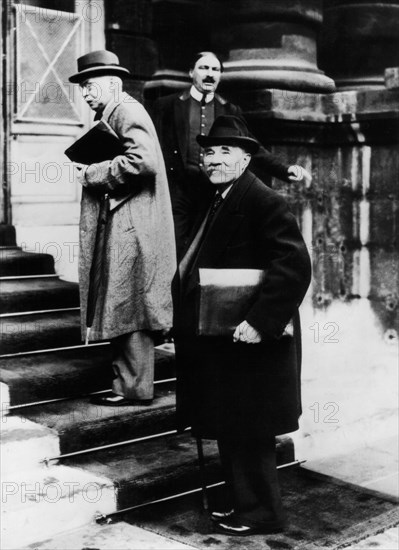 Marcel Cachin arrivant au Sénat, 1936
