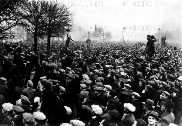 Riots in Paris, crowd of demonstrators, 1934