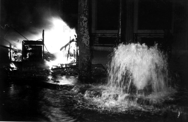 Emeutes à Paris, un kiosque à journaux en feu, 1934