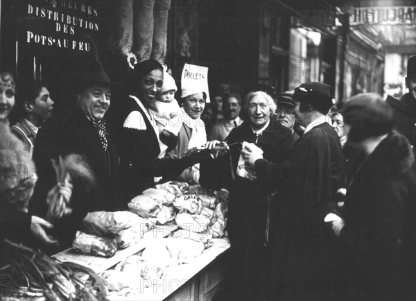 During the crisis, Joséphine Baker helping with the distribution of commodity foods (1932)