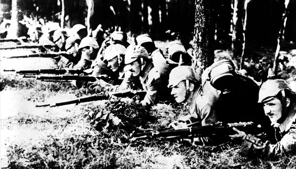 Infantry men in the trenches, 1914