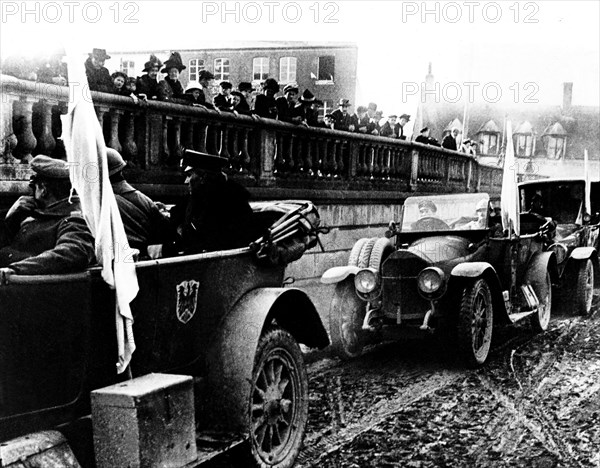 The members of the German Parliament arriving in Rethondes, 1918