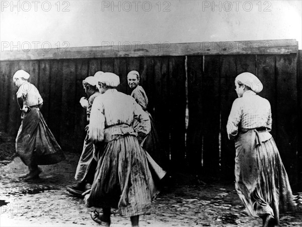 Femmes travaillant dans les mines, vers 1900