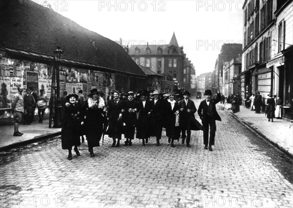 Parade of suffragettes, Paris, 1913