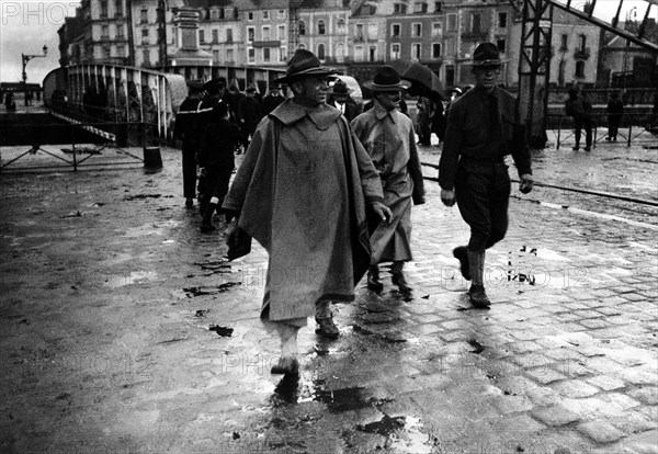 Soldats américains sur le port de Saint-Nazaire, par temps de pluie