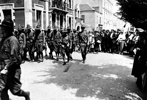 Soldats américains gagnant leur camp à travers les rues de Saint-Nazaire