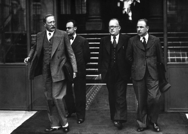Léon Blum, Pierre Cot et Vincent Auriol sortant du Palais de l'Elysée, 1936