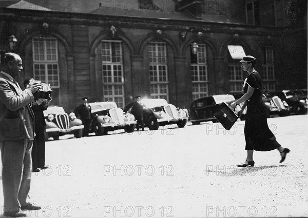 Irène Joliot-Curie sortant du Conseil des Ministres, 1936