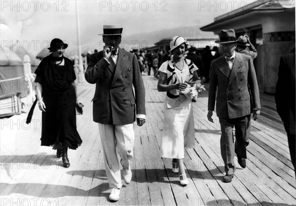 André Citroën et Mme Citroën sur les planches de Deauville