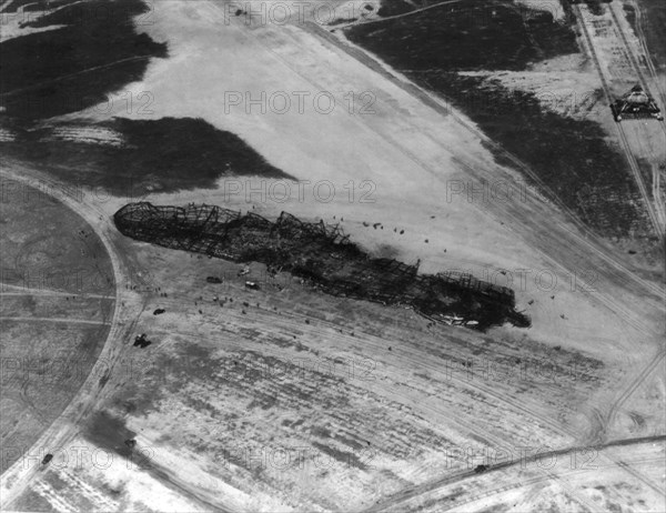 L'épave du dirigeable "Hindenburg" après son explosion (1937)