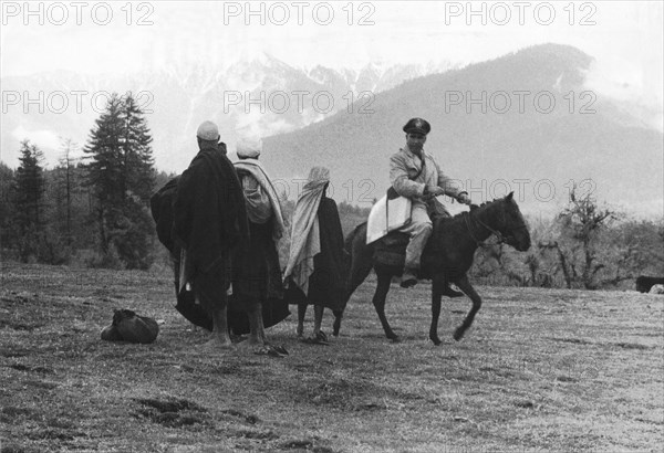 Un officier uruguayien effectue une patrouille à cheval le long de la ligne de cessez-le-feu au Cachemire (1955)