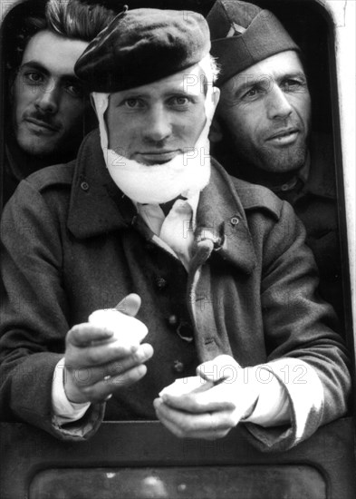 Un soldat français et deux de ses camarades, venant de Dunkerque, reçoivent une collation après leur débarquement en Angleterre (1940)