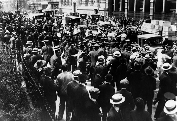 Anti war mobilization in New York: demonstrators fighting with the police, 1918
