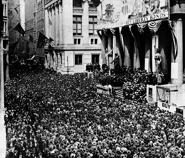 La foule acclame les vétérans du général Pershing