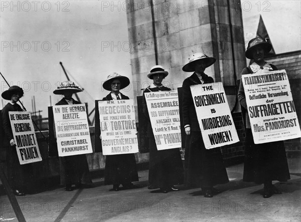 Demonstration of suffragettes in London (1913)